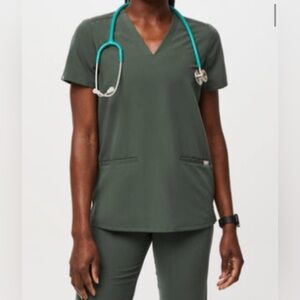 Figs Casma Three-Pocket Scrub Top